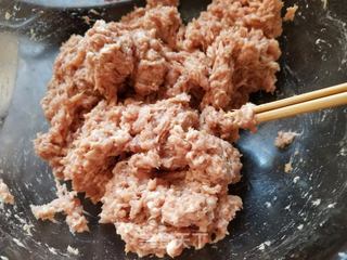 蒲公英猪肉馅包子的做法步骤:3