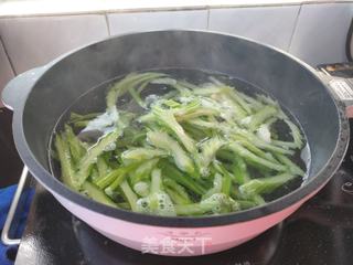 西芹炒虾仁的做法步骤:2