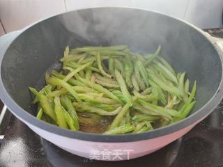 西芹炒虾仁的做法步骤:6