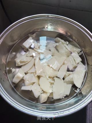 护心肉焖笋块的做法步骤:3