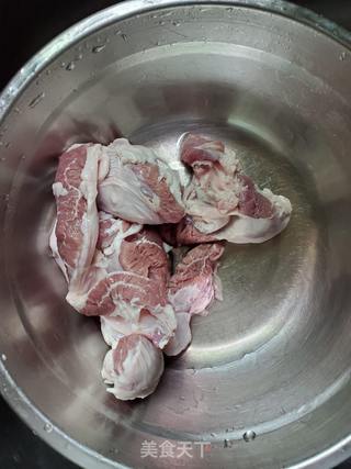 护心肉焖笋块的做法步骤:4