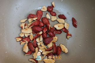 6个月以上辅食红枣黑芝麻糊的做法步骤:2