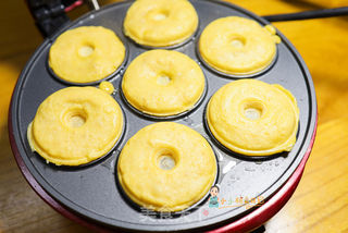 9个月以上肉松豆腐甜甜圈松饼的做法步骤：8