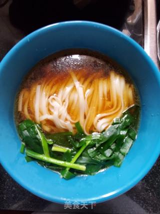 红烧肉韭菜汤面的做法步骤:6