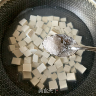 香辣过瘾的麻婆豆腐的做法步骤：1