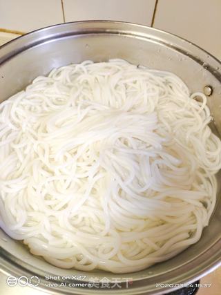牛腩米粉的做法步骤:2