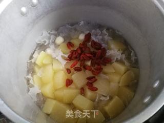 银耳莲子苹果羹的做法步骤：5