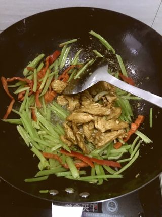 鸡胸肉炒芹菜的做法步骤:7