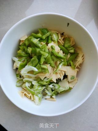 油泼香椿拌豆皮的做法步骤:10
