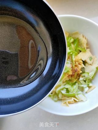 油泼香椿拌豆皮的做法步骤:12