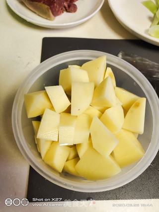 土豆焖鸡块的做法步骤：1