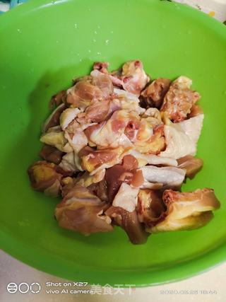 土豆焖鸡块的做法步骤:2