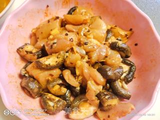 香菇西红柿焖鸡肉的做法步骤:2