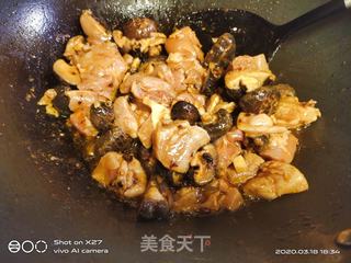 香菇西红柿焖鸡肉的做法步骤:3