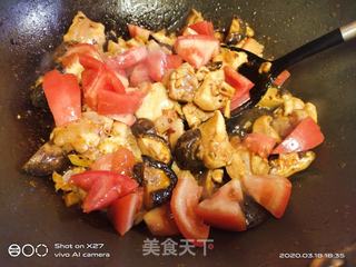 香菇西红柿焖鸡肉的做法步骤:4