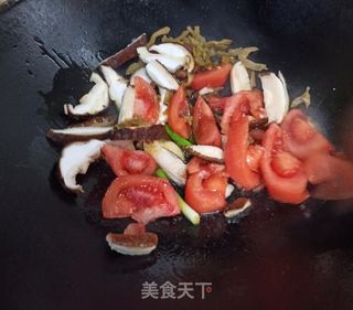 西红柿香菇鸡蛋面的做法步骤：5