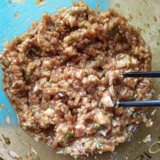 猪肉酸菜馅蒸饺的做法步骤:4