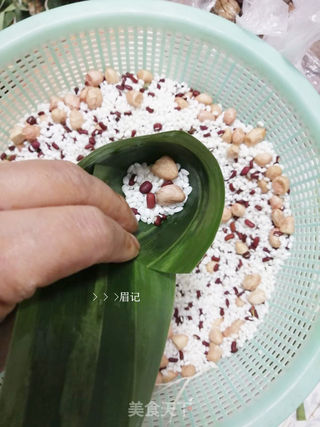 三角粽子的包法的做法步骤:4
