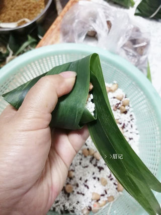 三角粽子的包法的做法步骤:7