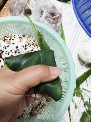 三角粽子的包法的做法步骤:8
