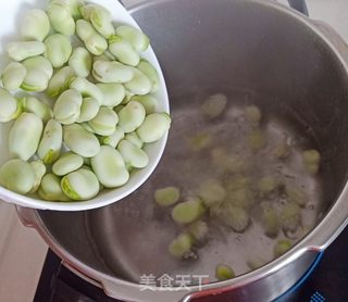 蚕豆炒韭菜的做法步骤:3