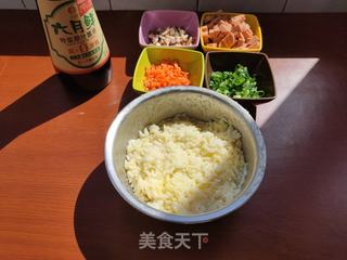 五彩缤纷蛋炒饭的做法步骤:2