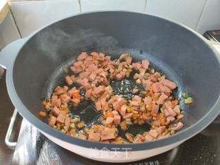 五彩缤纷蛋炒饭的做法步骤:5