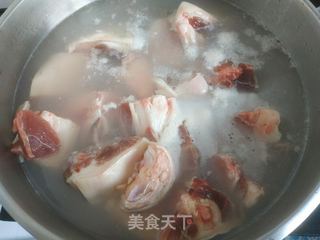 红焖肘子的做法步骤：2