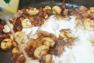 意大利培根蘑菇面-奶香浓郁的做法步骤:5