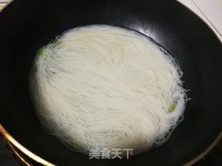 芹菜胡萝卜炒面的做法步骤：1