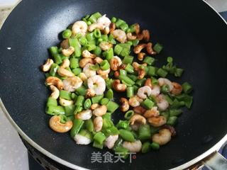 虾仁腰果炒甜豆的做法步骤：8