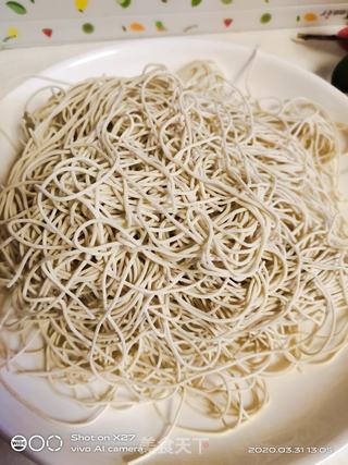 肉末韭菜拌面的做法步骤:2