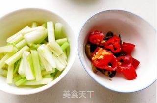 芹菜梗爆炒牛肚的做法步骤:2