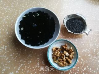 黑豆黑芝麻核桃豆浆的做法步骤：1