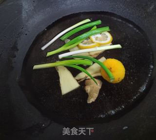 葱姜柠檬汁小河虾的做法步骤：2
