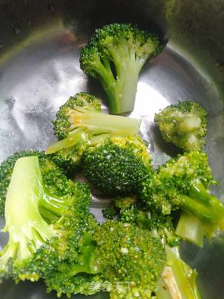 咸蛋黄炒虾仁的做法步骤:2