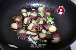 腊肉焖春笋的做法步骤：7