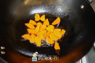 12个月以上辅食咖喱鸡腿饭的做法步骤:2