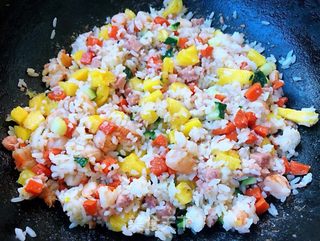 菠萝虾仁炒饭的做法步骤：10