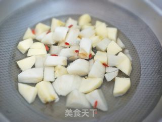 “ 春季润燥汤水 ”苹果雪梨汤的做法步骤：7