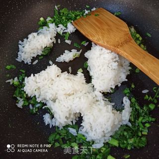 蛋包韭菜香菜炒饭的做法步骤：7