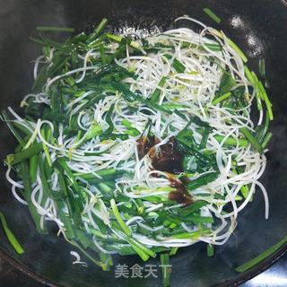 韭菜炒豆芽的做法步骤：3