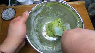 抹茶圣诞花环饼干,森林般清新的感觉,淡淡茶香配上黄油浓郁奶香。的做法步骤:6