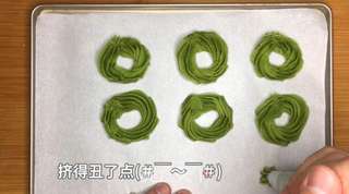 抹茶圣诞花环饼干,森林般清新的感觉,淡淡茶香配上黄油浓郁奶香。的做法步骤:8