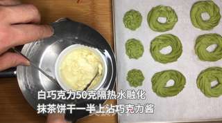 抹茶圣诞花环饼干,森林般清新的感觉,淡淡茶香配上黄油浓郁奶香。的做法步骤:10