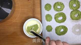 抹茶圣诞花环饼干,森林般清新的感觉,淡淡茶香配上黄油浓郁奶香。的做法步骤:11