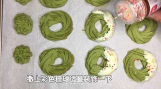 抹茶圣诞花环饼干,森林般清新的感觉,淡淡茶香配上黄油浓郁奶香。的做法步骤:12