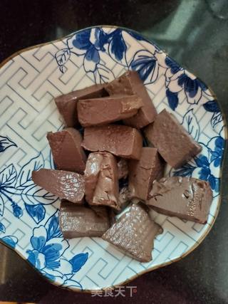 鸭血煮番薯叶的做法步骤:2