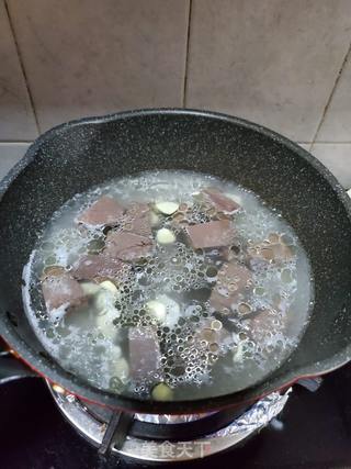 鸭血煮番薯叶的做法步骤:5