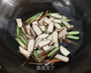 大蒜炒香干的做法步骤:6
